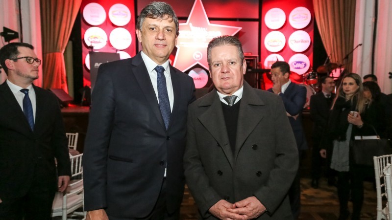 Presidente da Agas, Antônio Cesa Longo, e o governador em exercício, Ranolfo Vieira Júnior, no jantar da Expoagas