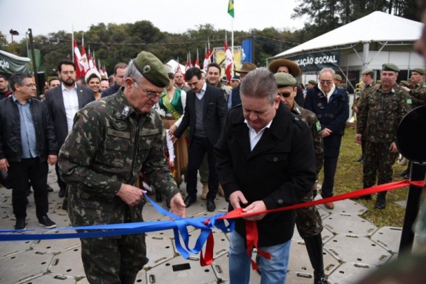Comandante militar do Sul, general Miotto, e vice-governador desataram fita inaugural da exposição temática do Exército