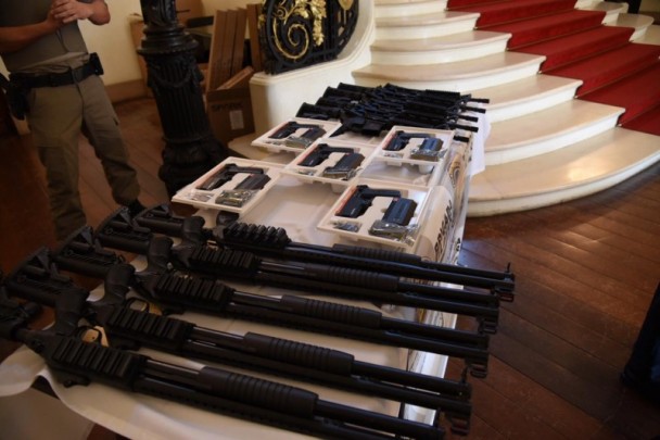 Entre os armamentos foram entregues 41 fuzis, 49 espingardas calibre 12 e 65 kits Spark