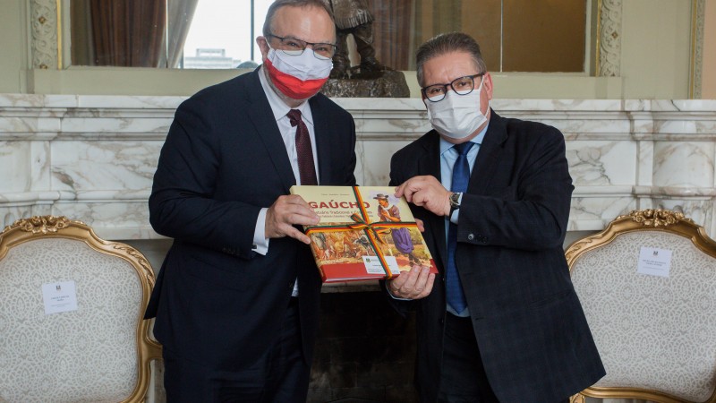 Vice Ranolfo presenteou diplomata Jakub Tadeusz Skiba com um livro sobre a cultura gaúcha 