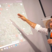 Homem aponta para mapa do Rio Grande do Sul