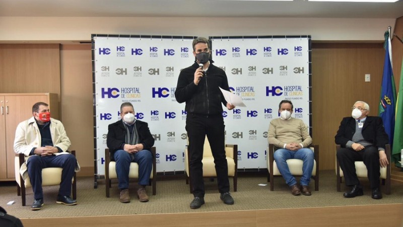No HCPF, o governador informou o repasse de R$ 5,8 milhões para modernizar e ampliar a unidade de emergência
