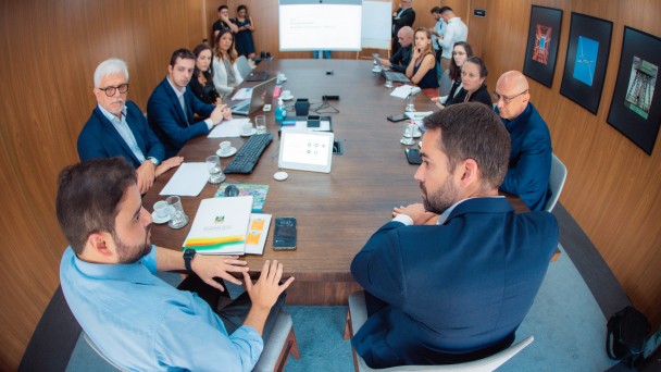 Gabinete de Projetos Especiais apresenta relatório sobre combate à evasão escolar e profissionalização de jovens ao governador