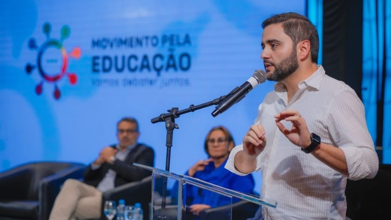 Vice-governador Gabriel Souza fala sobre educação em evento promovido pela Assembleia Legislativa no município de Restinga Sêca