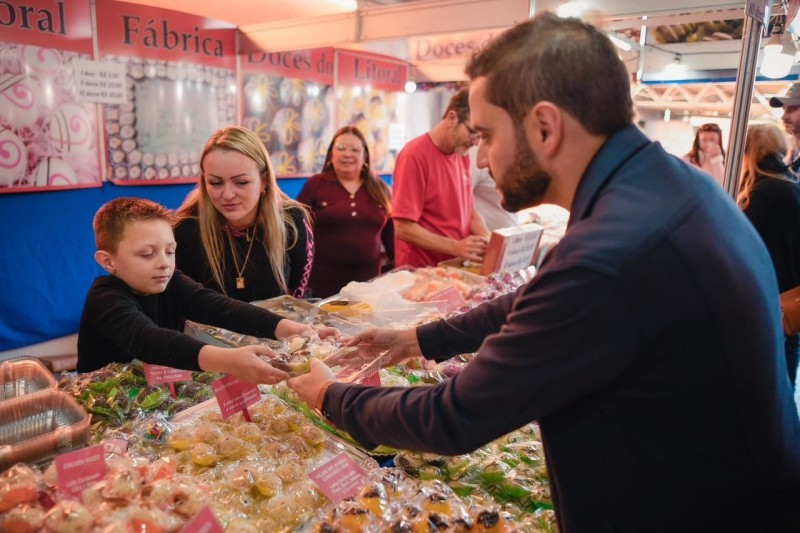 Vice-governador percorrendo os estandes da feira