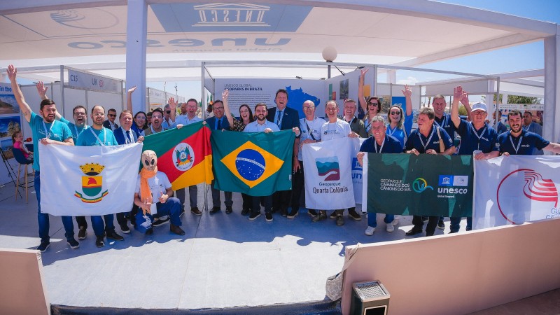 vice-governador, o embaixador do brasil no marrocos e diversas pessoas na cerimônia de abertura