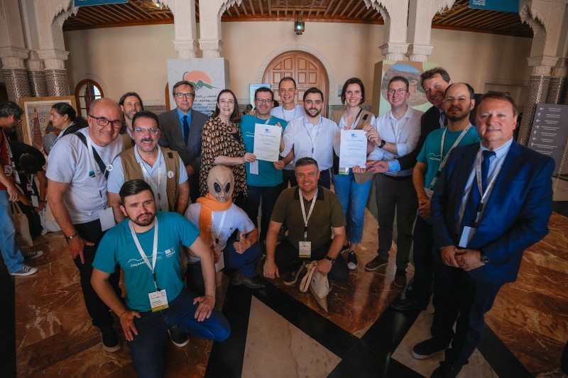 O Vice-governador e o secretário Beto Fantinel com os representantes dos geoparques e seus certificados da Unesco