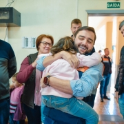 Vice-governador Gabriel Souza abraça menina enquanto outras pessoas observam