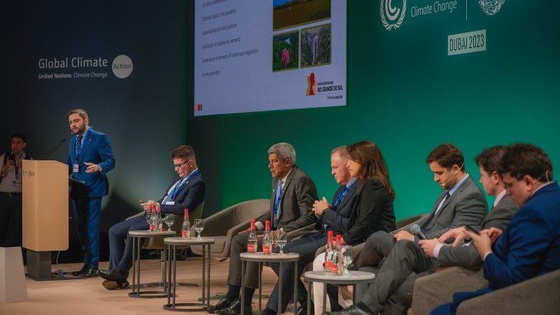 Vice-governador Gabriel Souza em palestra na COP28