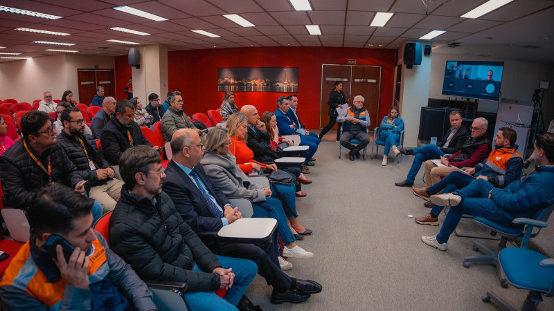 Grupo de pessoas em reunião