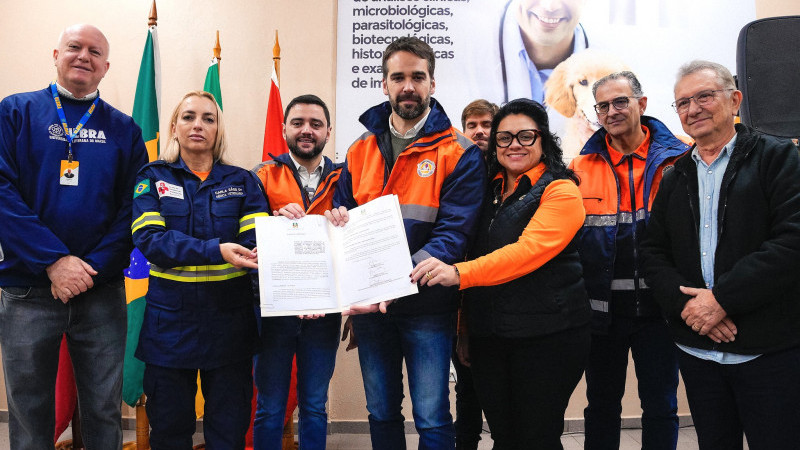 Pessoas seguram documenton assinado