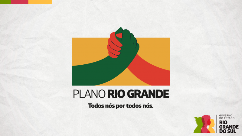 Logo retangular de cor amarela, com o desenho de um braço verde dando a mão a um de cor vermelha. Abaixo, está escrito: Plano Rio Grande. Logo abaixo, Todos nós por todos nós. Esse conjunto está inserido num card maior, de fundo claro. Nesse card, a logo do Estado aparece no canto direito.