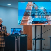 Imagem mostra a Secretaria Beatriz Araujo em apresentação
