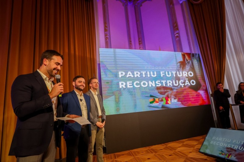 Três homens em evento de lançamento do programa estadual Partiu Futuro Reconstrução