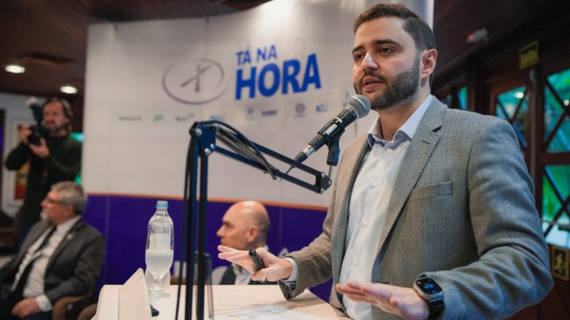 Vice-governador do RS, Gabriel Souza, fala ao microfone