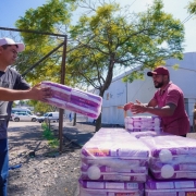 Dois homens transportando doações para Centros de Acolhimento em outubro de 2024.