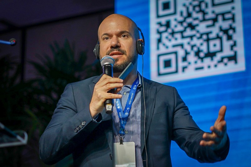 Capeluppi ao microfone em close no Gov Expo Summit 2024
