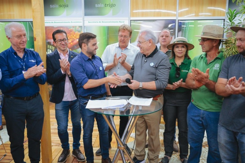 Primeiros contratos do Programa de Sementes e Mudas Forrageiras na Expodireto