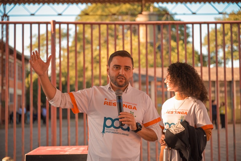 Gabriel Souza em sua fala na Restinga, em Porto Alegre