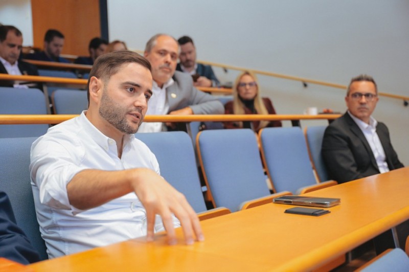 Gabriel Souza em visita à Agência Nacional de Educação