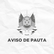 Arte institucional do Governo do Rio Grande do Sul. Ao centro, sobre um fundo cinza-claro com textura de papel amassado, aparece o bras&atilde;o do Estado em tons de cinza. Abaixo do bras&atilde;o, em destaque, est&aacute; a express&atilde;o &ldquo;AVISO DE PAUTA&rdquo; em letras mai&uacute;sculas, grandes e escuras. A composi&ccedil;&atilde;o &eacute; simples e centralizada, sem outros elementos visuais al&eacute;m do bras&atilde;o e do texto.